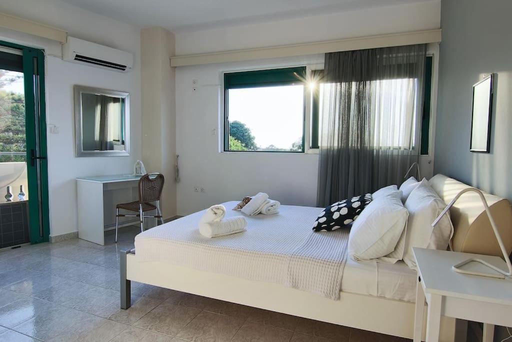 Christos - Center W/ Royal Garden View *